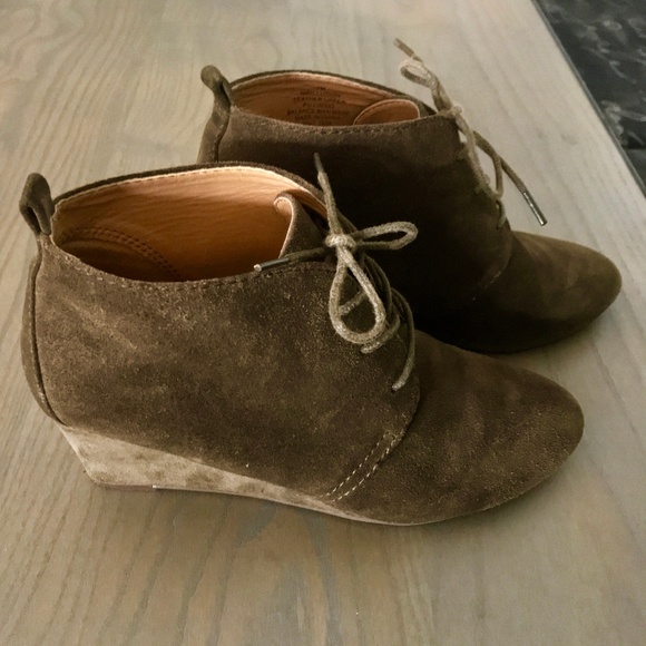 nine west joanis wedge bootie